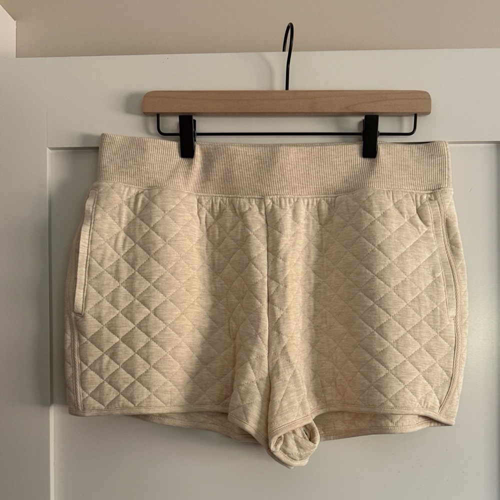 Vineyard Vines Women’s Cream Quilted Shorts - Size Large